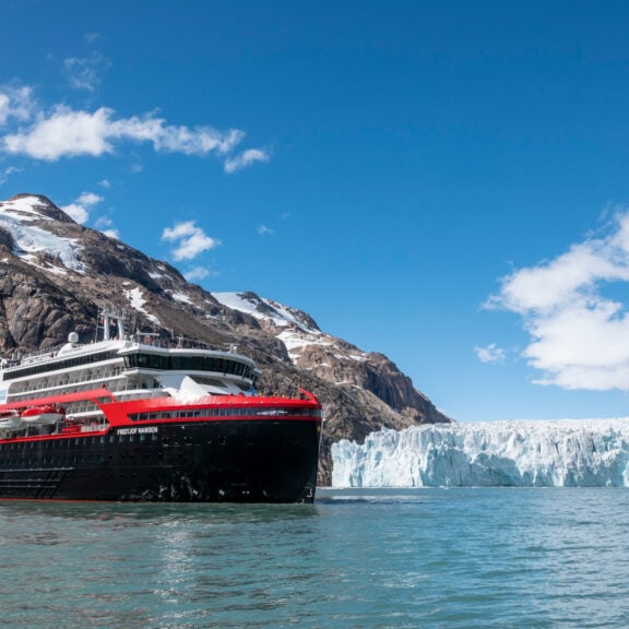 Greenland_Prins_Christian_Sound_MS_Fridtjof_Nansen_HX_37934_Photo_Andrea__Klaussner